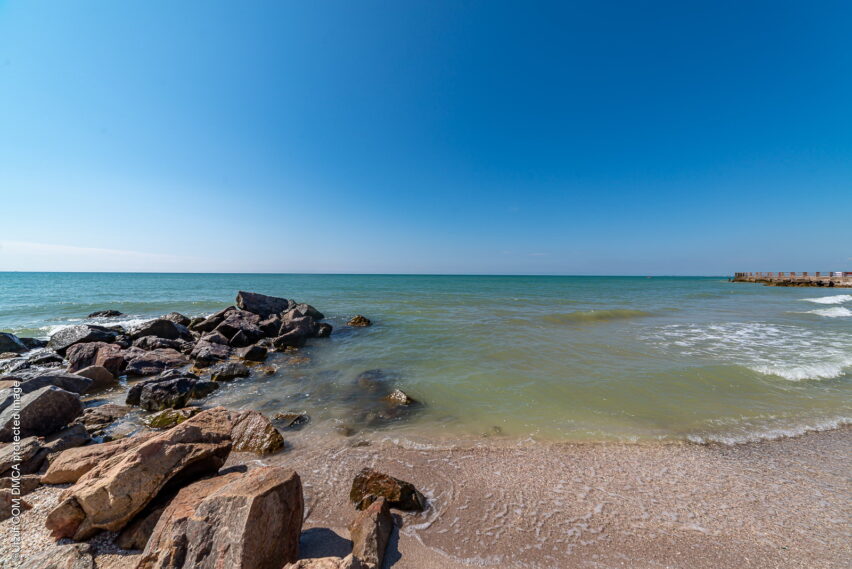 Каменные волнорезы в Азовском море