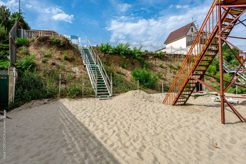 Спуск на пляж по лестнице