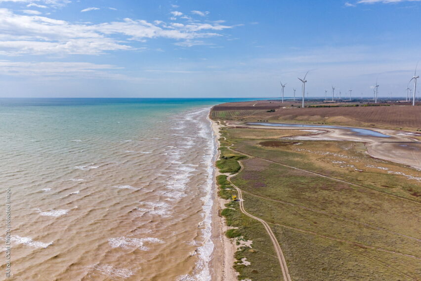 Азовское море на фоне ветряков